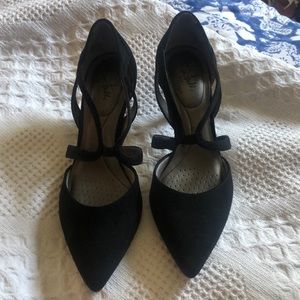 Very comfortable suede shoes . Worn once . 2 1/2 inch heel .